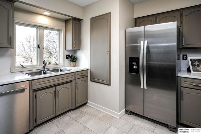 606 N 152nd Circle, Omaha, NE 68154