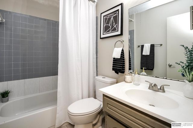 606 N 152nd Circle, Omaha, NE 68154