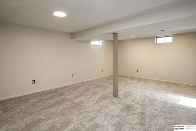 606 N 152nd Circle, Omaha, NE 68154