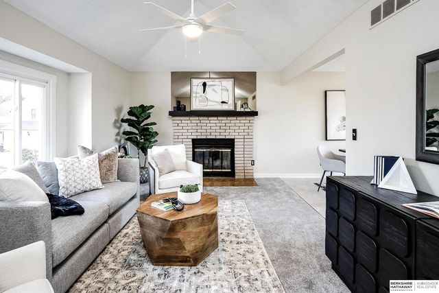 606 N 152nd Circle, Omaha, NE 68154