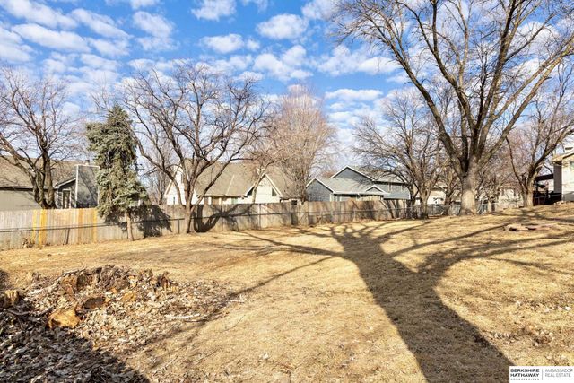 606 N 152nd Circle, Omaha, NE 68154