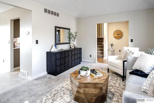 606 N 152nd Circle, Omaha, NE 68154