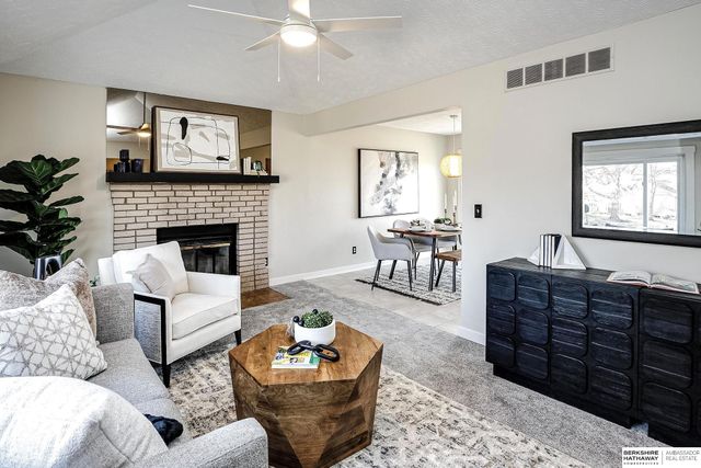 606 N 152nd Circle, Omaha, NE 68154