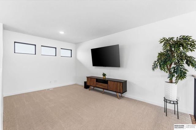 28502 Jessie Circle, Valley, NE 68064