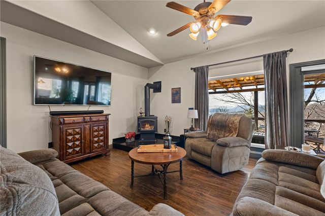 21413 Lakeview Drive, Garfield, AR 72732