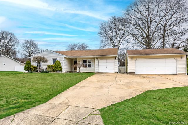 35 Timber Trail Lane, Medford, NY 11763