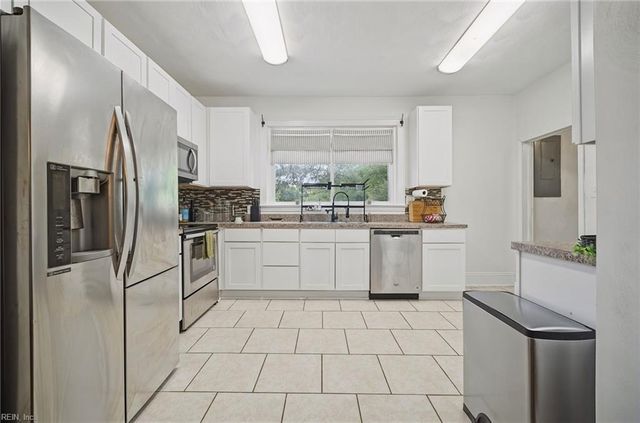 1847 S Streamline DR, Virginia Beach, VA 23454