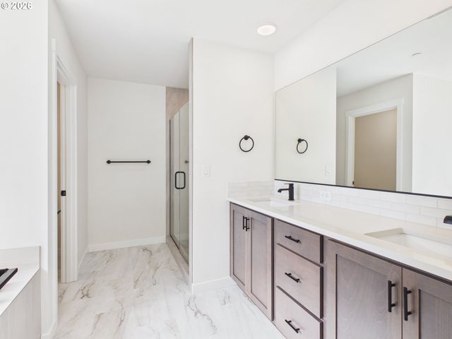 614 W 19TH St, La Center, WA 98629