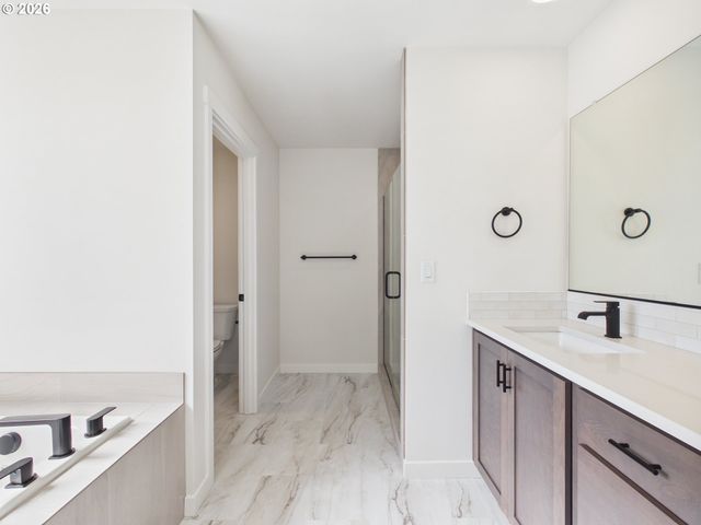 614 W 19TH St, La Center, WA 98629