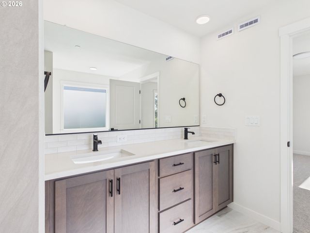 614 W 19TH St, La Center, WA 98629