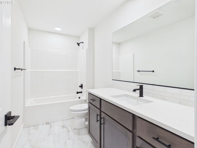 614 W 19TH St, La Center, WA 98629