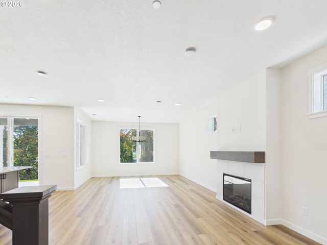 614 W 19TH St, La Center, WA 98629