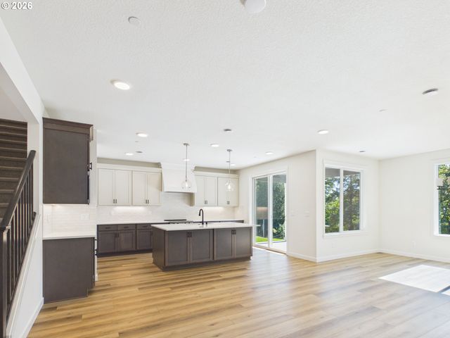 614 W 19TH St, La Center, WA 98629