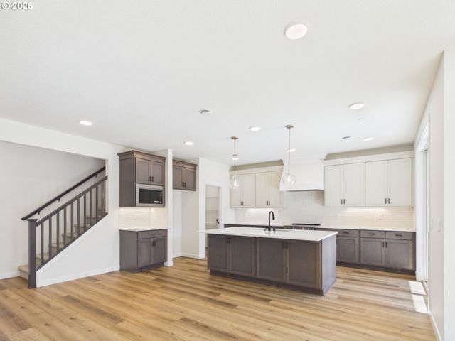 614 W 19TH St, La Center, WA 98629