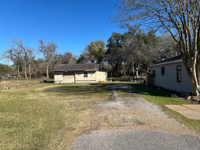 401 Billington Street, Clute, TX 77531
