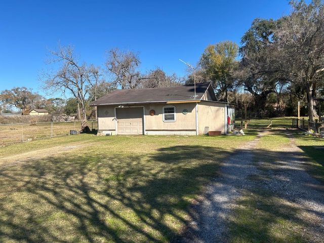 401 Billington Street, Clute, TX 77531