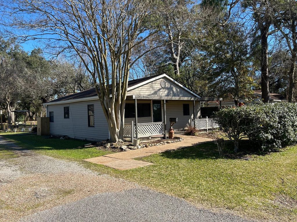 401 Billington Street, Clute, TX 77531