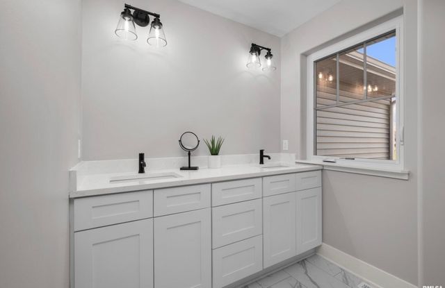 6942 Faiths Way, Bettendorf, IA 52722