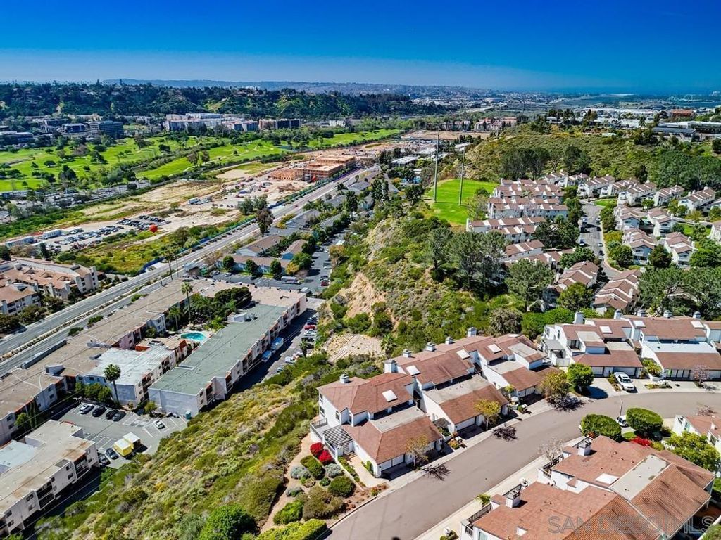 Image 2 of property listing at 1366 Camino Lujan, San Diego, CA 92111