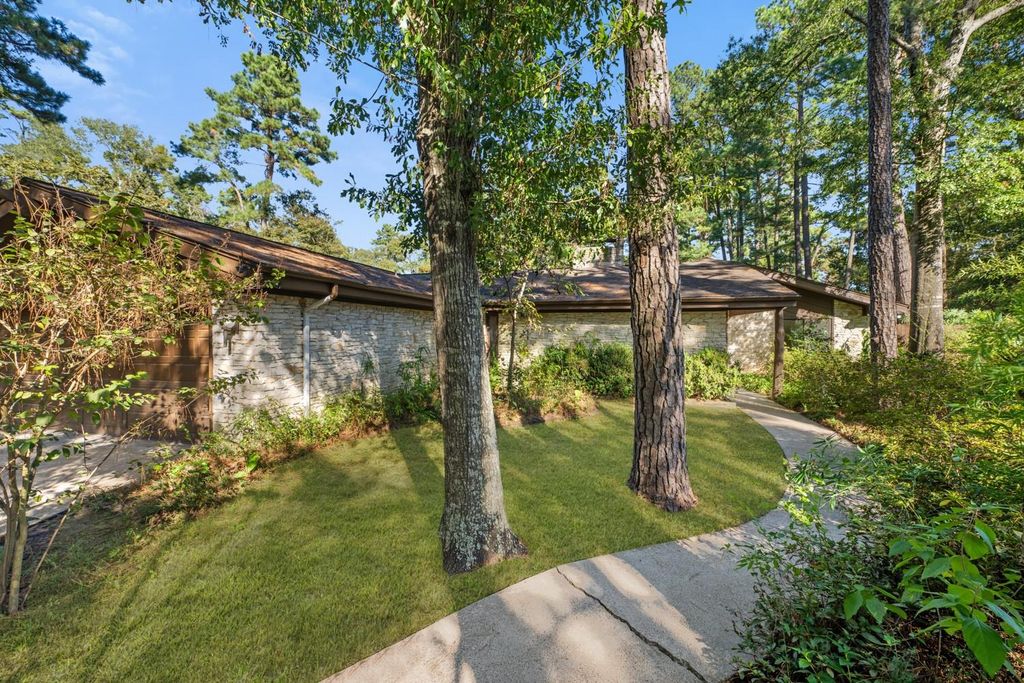 207 Wroxton Drive, Conroe, TX 77304