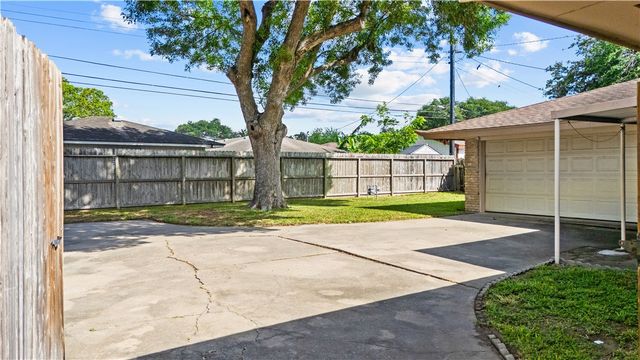 5641 Martinique Dr, Corpus Christi, TX 78411