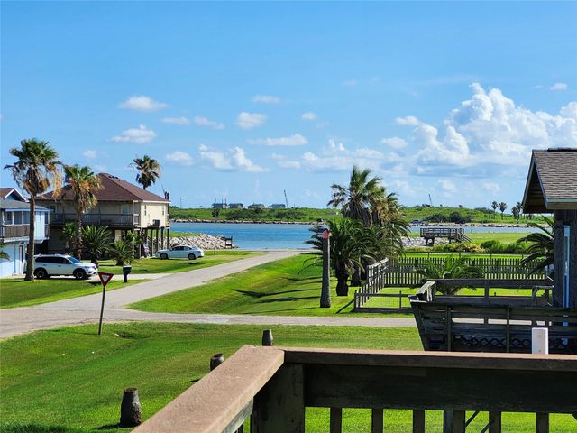 1206 Middle Drive W, Surfside Beach, TX 77541