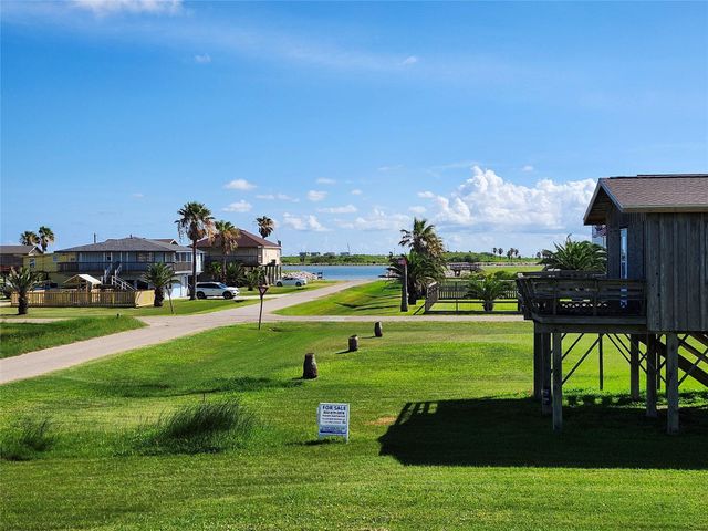 1206 Middle Drive W, Surfside Beach, TX 77541