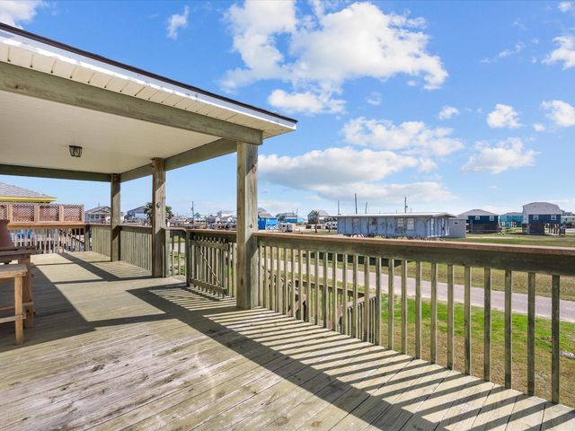 1206 Middle Drive W, Surfside Beach, TX 77541