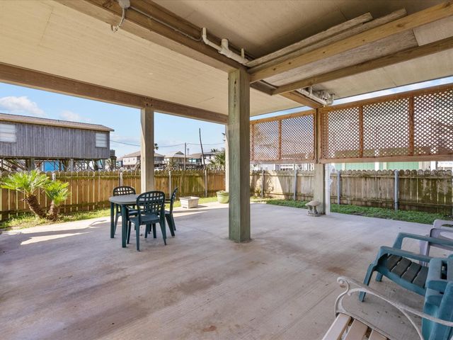 1206 Middle Drive W, Surfside Beach, TX 77541