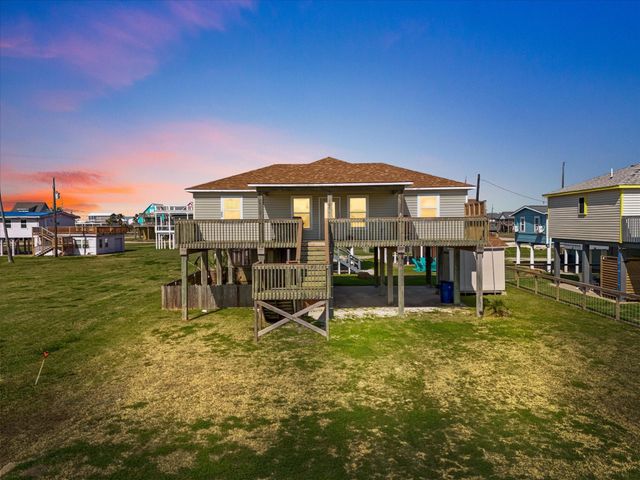 1206 Middle Drive W, Surfside Beach, TX 77541