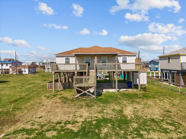 1206 Middle Drive W, Surfside Beach, TX 77541