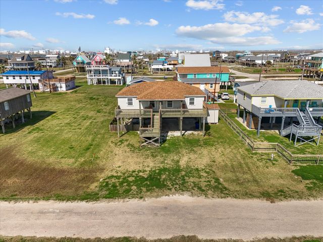 1206 Middle Drive W, Surfside Beach, TX 77541