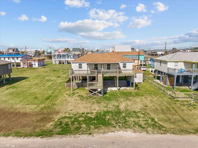 1206 Middle Drive W, Surfside Beach, TX 77541