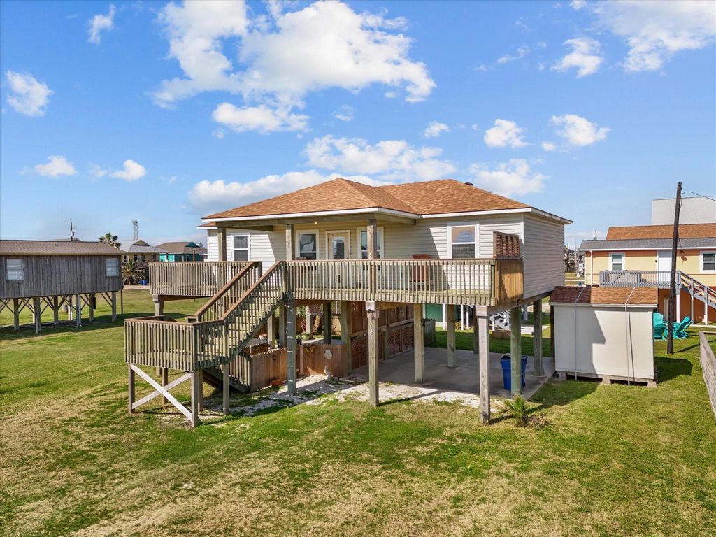 1206 Middle Drive W, Surfside Beach, TX 77541