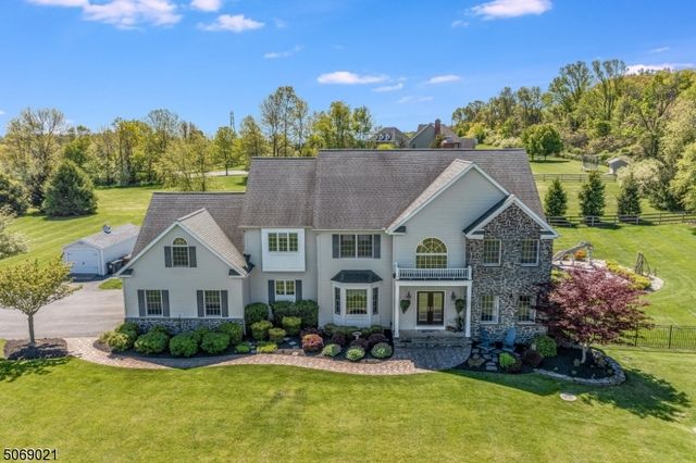 3 Berkshire Way, Holland Twp., NJ 08848