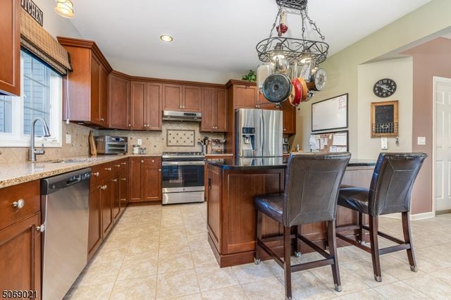 3 Berkshire Way, Holland Twp., NJ 08848