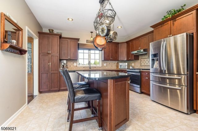 3 Berkshire Way, Holland Twp., NJ 08848