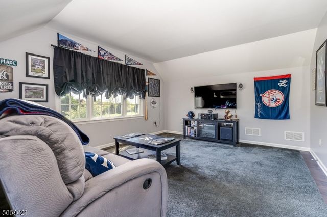 3 Berkshire Way, Holland Twp., NJ 08848