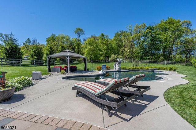 3 Berkshire Way, Holland Twp., NJ 08848