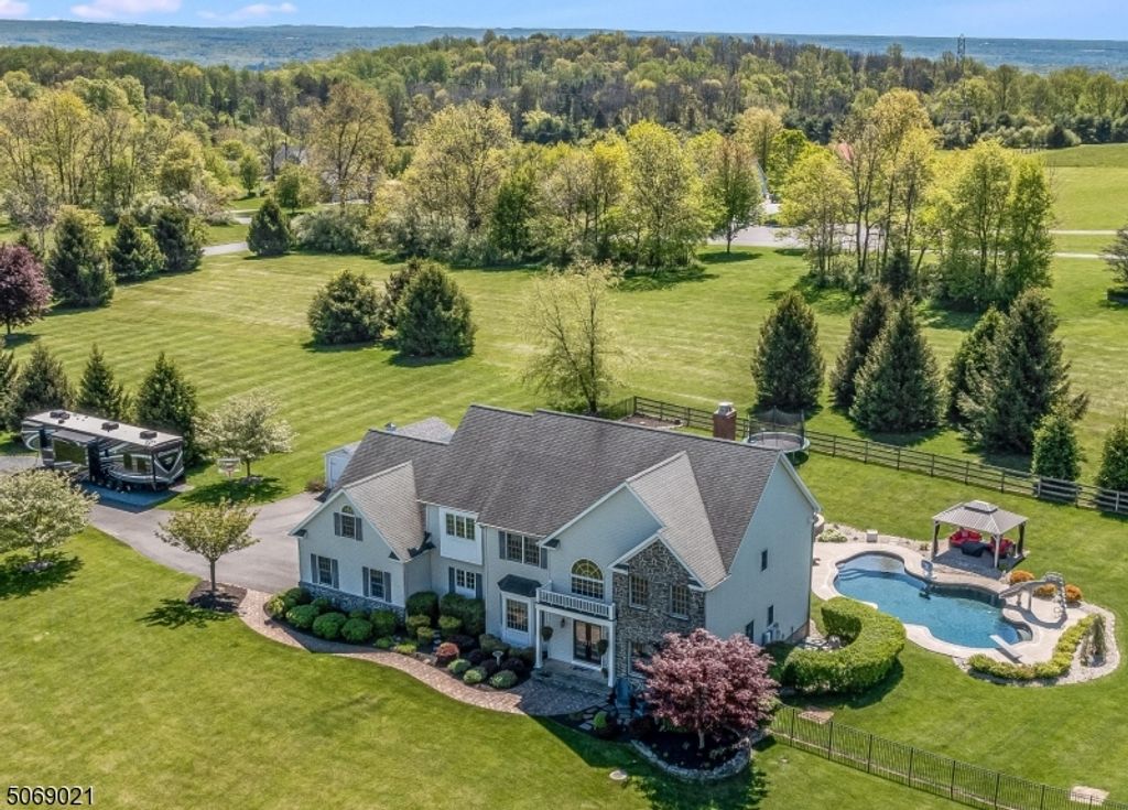 3 Berkshire Way, Holland Twp., NJ 08848