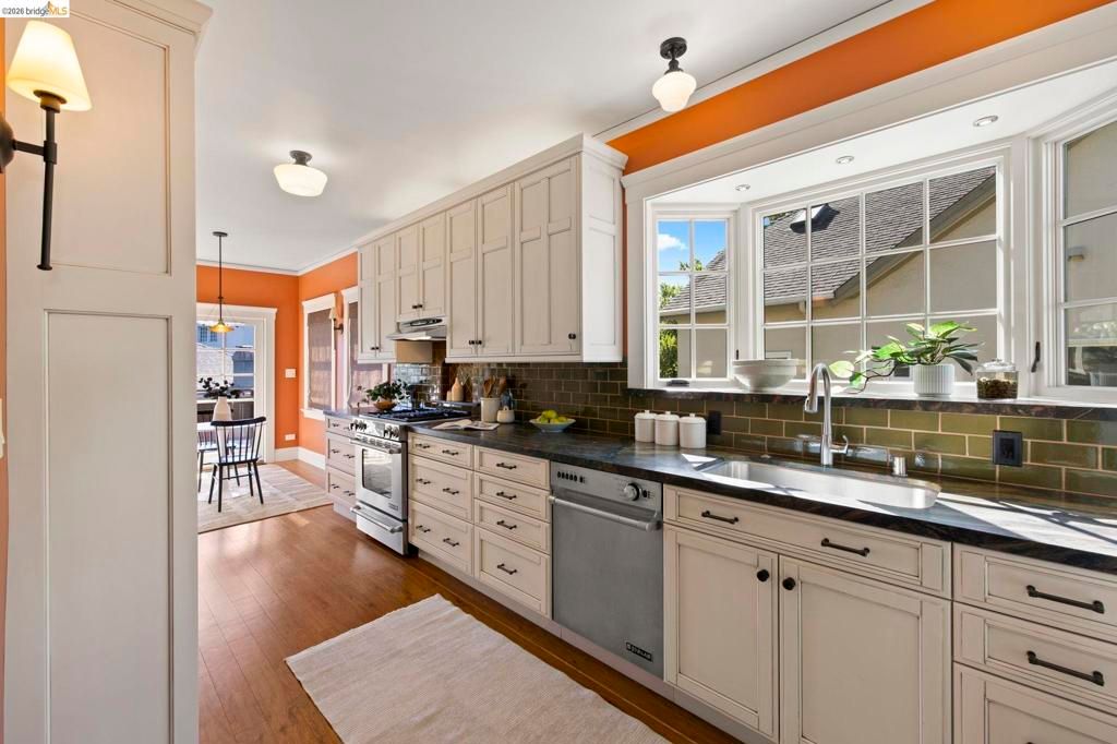 Image 12 of property listing at 958 Alma Place, Oakland, CA 94610