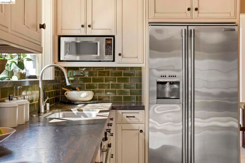 Image 14 of property listing at 958 Alma Place, Oakland, CA 94610