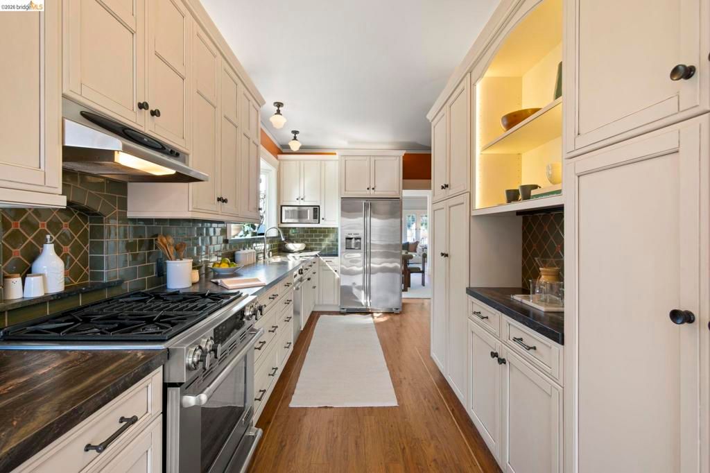 Image 15 of property listing at 958 Alma Place, Oakland, CA 94610