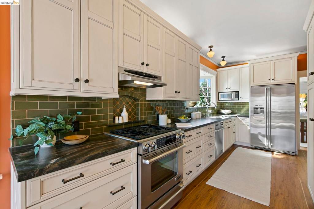 Image 16 of property listing at 958 Alma Place, Oakland, CA 94610