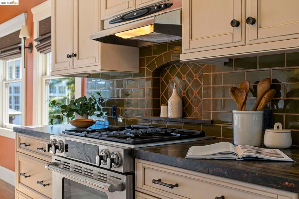 Image 17 of property listing at 958 Alma Place, Oakland, CA 94610