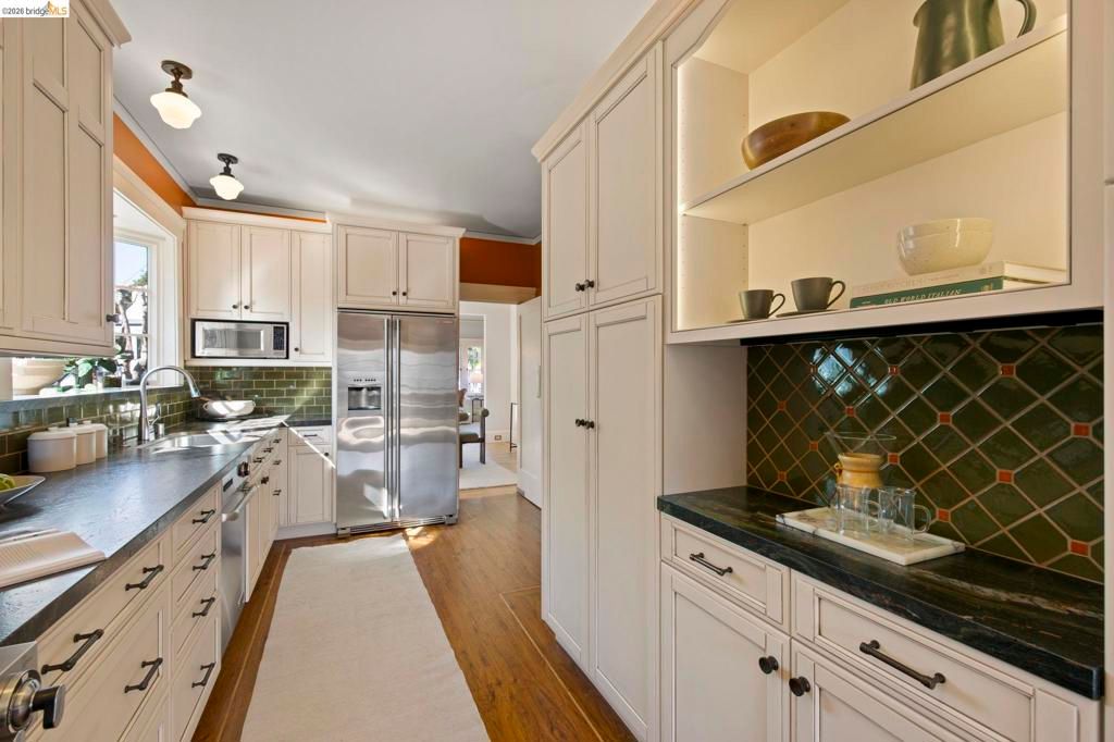 Image 23 of property listing at 958 Alma Place, Oakland, CA 94610