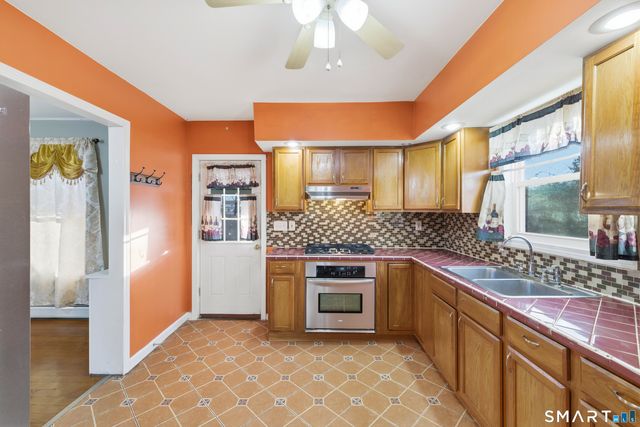 10 Russell Road, Norwich, CT 06360