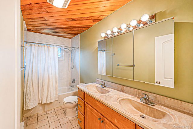 24 trafalgar Drive, Shirley, NY 11967