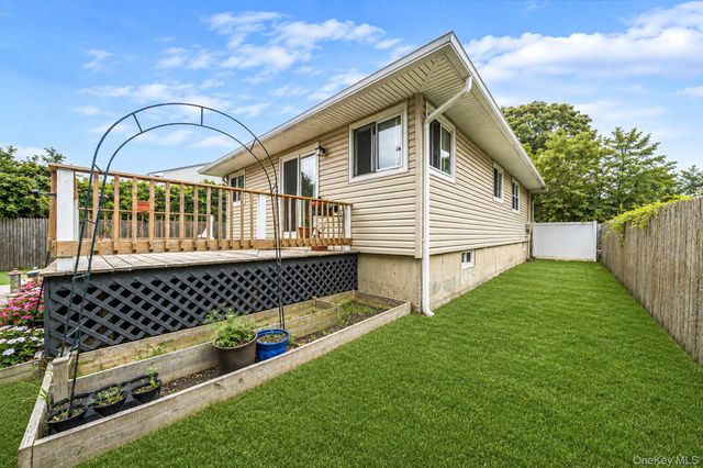 24 trafalgar Drive, Shirley, NY 11967