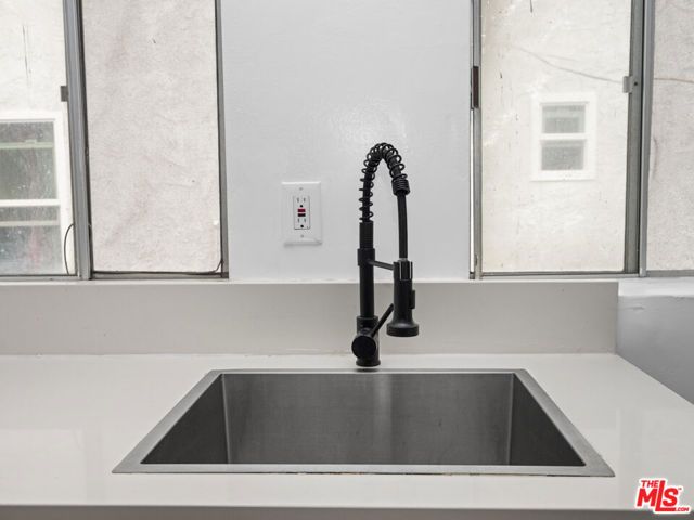 1516 W 11th Place, Los Angeles, CA 90015